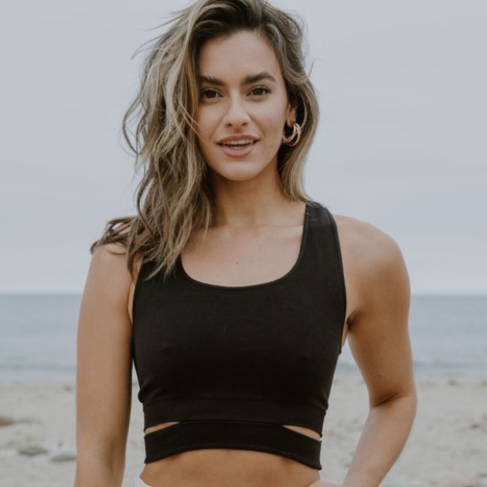 CUT OUT SPORTS BRA
